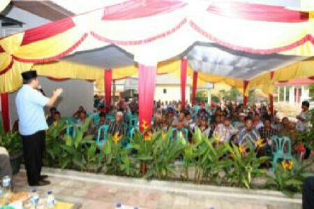 Bakal Calon Gubernur Riau H. Jon Erizal, SE, MBA, bersilaturrahimdengan masyarakat Kecamatan Pinggir, Kabupaten Bengkalis di Desa Pinggir, Kecamatan Pinggir, Senin (29/4/2013).