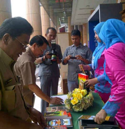 Sekdaprov Riau Zaini Ismail dan Kepala BPAD Riau Chairul Riski kunjungi stan Perpustakaan LAMR