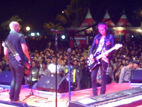 Penampilan Slank yang atraktif di Plataran Parkir Stadion Kaharuddin Nasution, Rumbai, Pekanbaru, Jumat (21/6/2013)