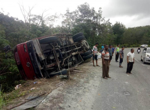 GoRiau Rem Blong Truk  Pembawa Karton Bekas  Terbalik di 