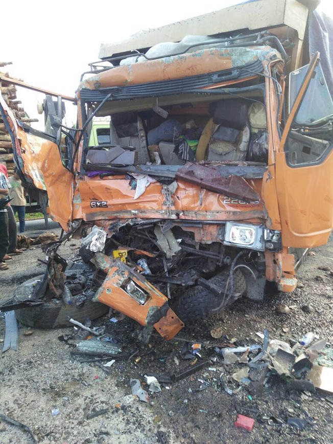 870 Koleksi Gambar Mobil Truk Kecelakaan Terbaru