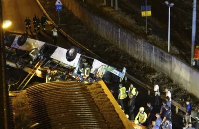 Bus Pariwisata Jatuh dari Jalan Layang dan Terbakar, 21 Orang Tewas