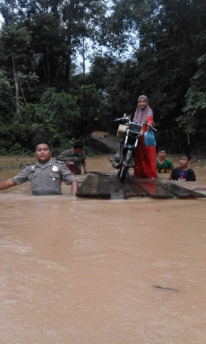 GoRiau Heroik Polisi  di Kuansing Ini Nyebur Pakai Baju  