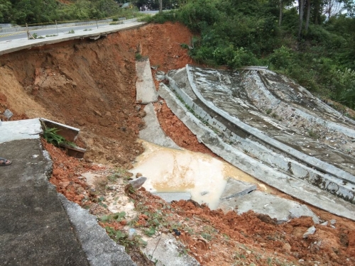 Longsor di Bukit Betabuh, Jalan Lintas Kiliranjao - Telukkuantan Tetap Aman