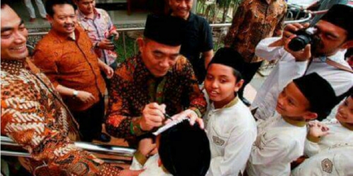 Hasil gambar untuk Beredar Foto Mendikbud Menulis di Dahi Seorang Anak
