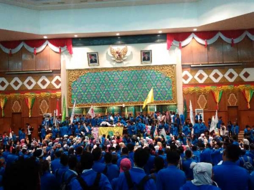 Kuasai Ruang Paripurna DPRD Riau, Petisi Mahasiswa UIR Minta Jokowi Lengser Sebagai Presiden RI