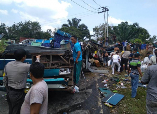 Hasil gambar untuk Tewaskan 6 Orang, Sopir Bus PMTOH Terguling di Riau Jadi Tersangka