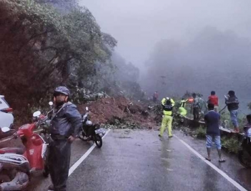 Longsor di Jalan Raya Solok - Padang, Lalu Lintas Macet Total