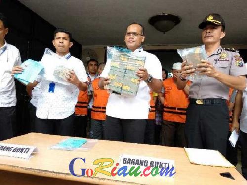 Rugikan Negara Rp3 Miliar Lebih, Polda Riau Serahkan 3 Tersangka Dugaan Korupsi Uang Honor Satpol PP Kampar ke Kejaksaan