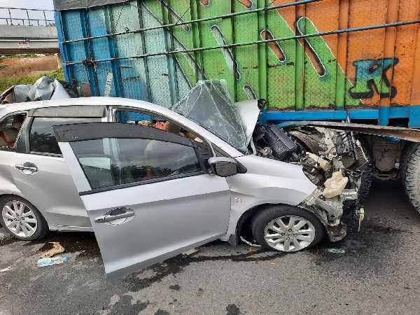 GoRiau Berkecepatan Tinggi  Mobil Minibus Tabrak Truck  