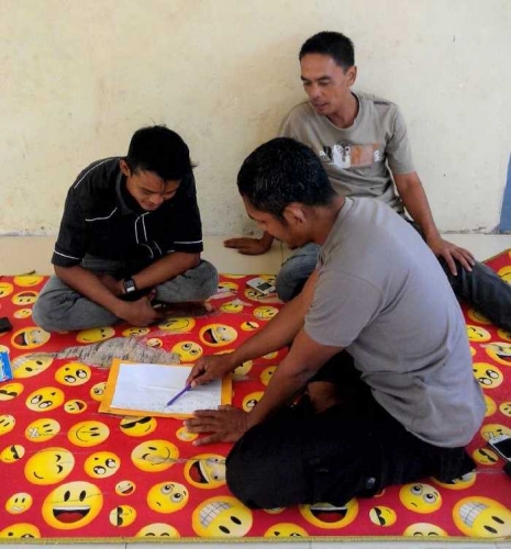 Bikin Terenyuh, Kisah Polisi Baik Hati Asal Riau yang Rela Jalan Kaki Keliling Desa Demi Ajarkan Warga Baca Tulis Gratis