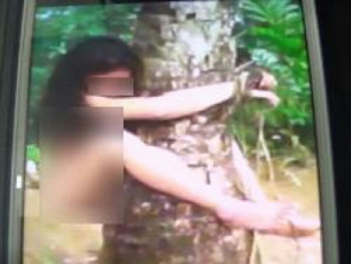 MEDAN - Video seorang wanita yang diikat tanpa busana menghebohkan warga Ta...