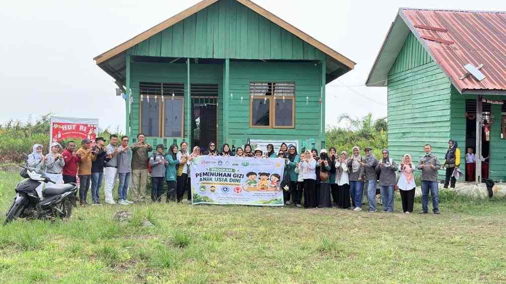 Siswa SMKN 4 Dumai praktik budidaya hidroponik di rumah kaca sekolah