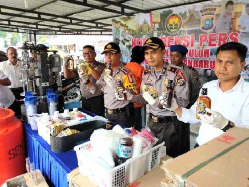 Home Industri Miras Oplosan yang Digerebek di Pekanbaru Bisa Produksi 400 Botol Sehari, Diracik dari Campuran Bahan Berbahaya