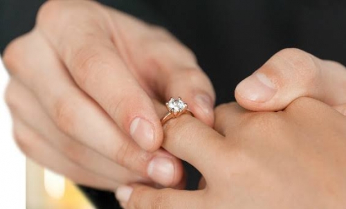 100 Gambar Cincin Tunangan Di Jari Paling Keren 100 Gambar Cincin Tunangan Di Jari Paling Keren