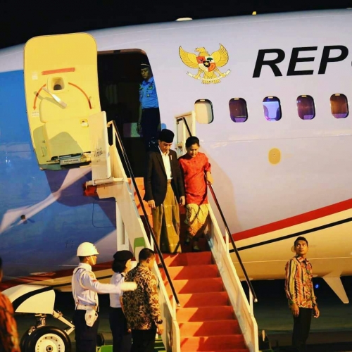 GoRiau Tiba di Riau Jokowi  Turun Pesawat Pakai Sarung 
