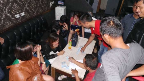 GoRiau - Video: Aksi Aparat Gabungan 'Bongkar' Tempat 