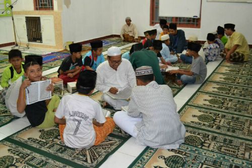 Hasil gambar untuk ngaji di masjid