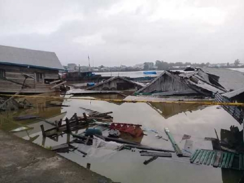 5 Rumah Terjun ke Sungai Kuala Enok, Ini Kesaksian Warga
