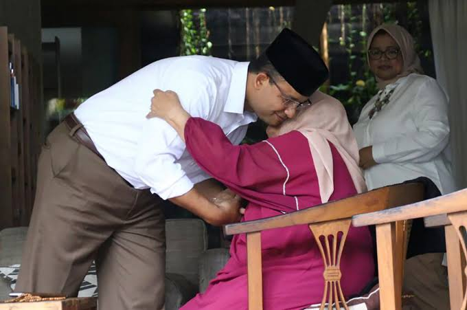 Anies Sungkem dan Peluk Ibundanya Jelang Kampanye Perdana