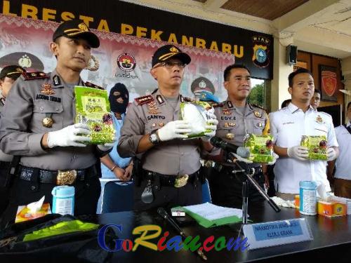 Kepolisian di Pekanbaru Bekuk Kurir Narkoba Jaringan Aceh, 4 Kilogram Lebih Sabu Senilai Rp6,1 Miliar Disita