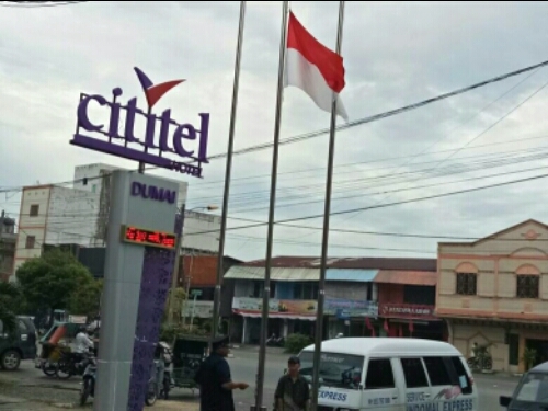 GoRiau - Alasan Lupa, Satpol PP Dumai Turunkan Bendera 