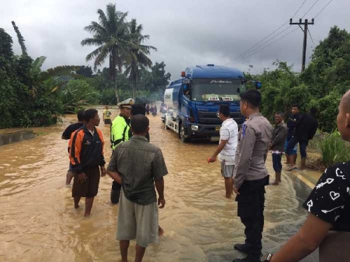 Banjir di Pangkalan Mulai Surut, Kendaraan Sudah Bisa Melintas di Jalan Penghubung Riau - Sumbar Sore Ini