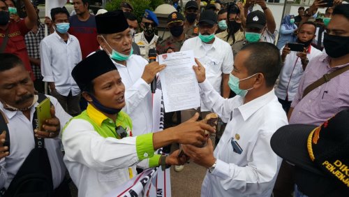 GoRiau Perwakilan massa saat menyerah